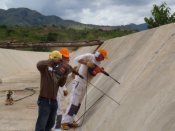 vrtné práce pro osazení injektážních pakrů - betonový kanál hydroelektrárny Hidroiberica, Panama
